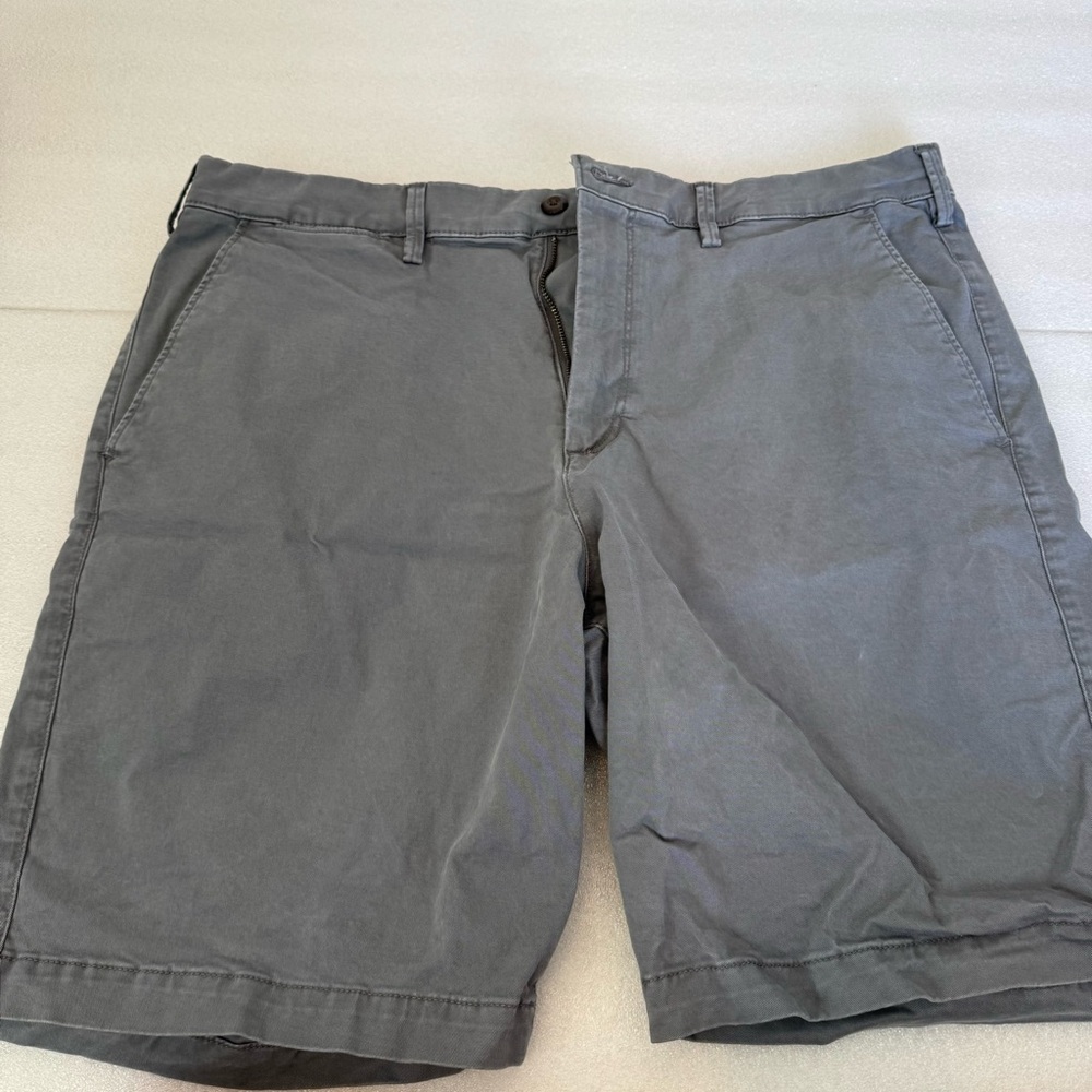 GAP Men's Charcoal Flat Front Shorts